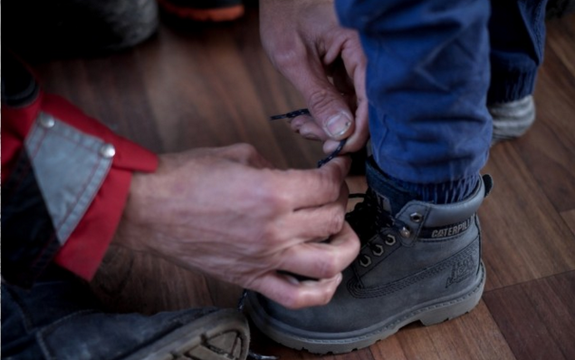 Tërë jetën i keni lidhur këpucët në mënyrën e gabuar prandaj mësoni si duhet bërë lidhja e tyre