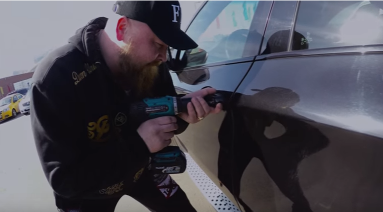 Si vidhet një BMW X6 vetëm për dy minuta