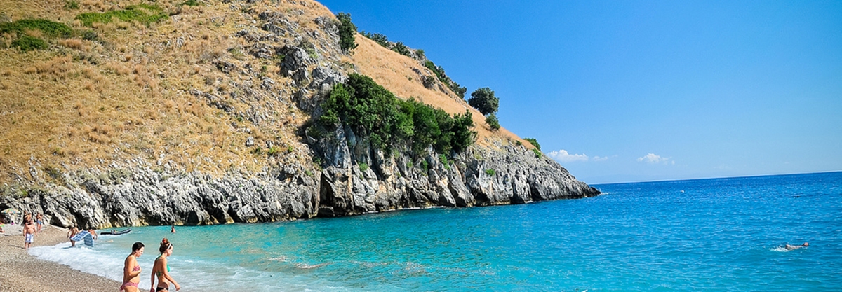 Gomari “bën” plazh në Dhërmi