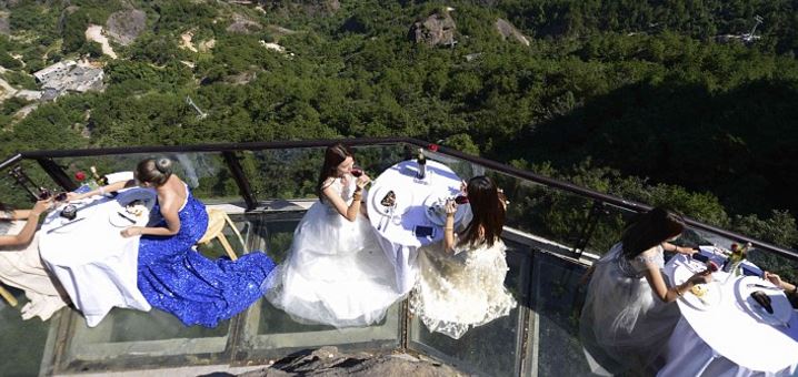 Hani darkë në 300 metra lartësi