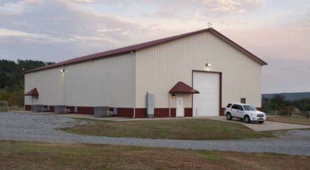 Kjo shtëpi duket si fabrikë nga jashtë, por shikojeni si është brenda