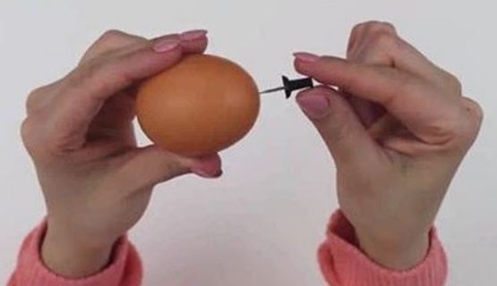 Shponi vezën në këtë mënyrë, me këtë “hile” do ta keni më të thjeshtë gatimin e saj