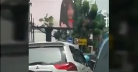 Shtangen shoferët kur ndalen në semafor, shfaqet video pornografike në Billboard në mes të rrugës