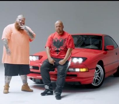 Shqiptari i njohur në Amerikë publikon këngën e re, armë, makina dhe shqiponja kuqezi