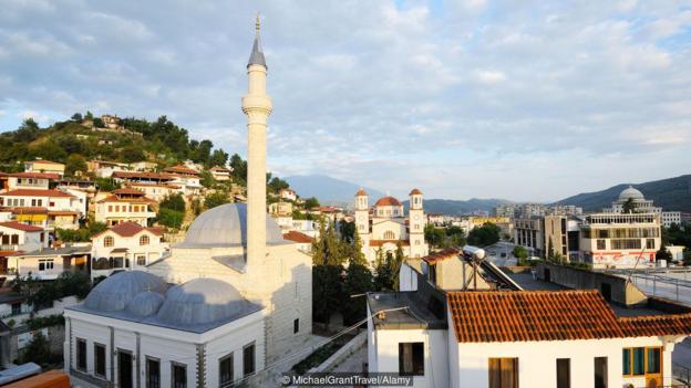 BBC: Historia e muzeinit të Beratit që u konvertua nga katolik në musliman