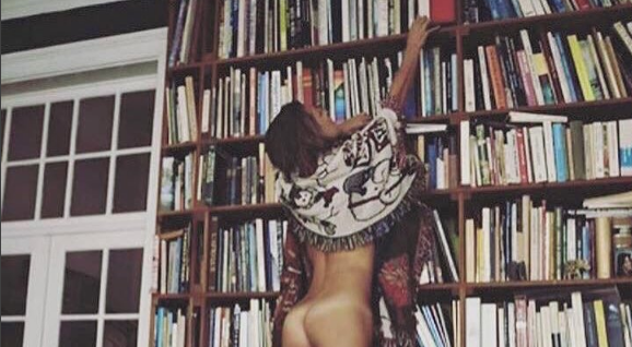 Olta Gixhari heq brekët dhe del lakuriq, Ermal Mamaqi e injoron fare