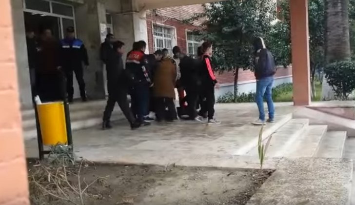 Zbuluan lidhjen e motrës, vëllezërit në Vlorë therin me thikë të riun