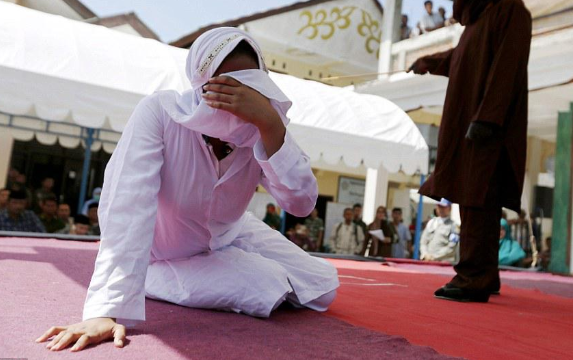 Gruaja tradhton burrin, dënimi që merr në publik është i tmerrshëm