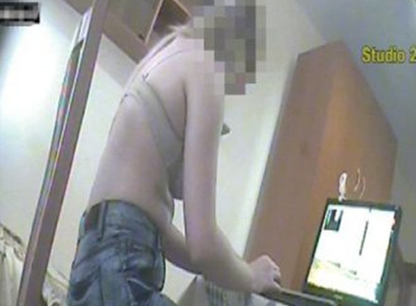 “Etja” e shqiptarëve për seks, sociologu: Pornografia po na bombardon