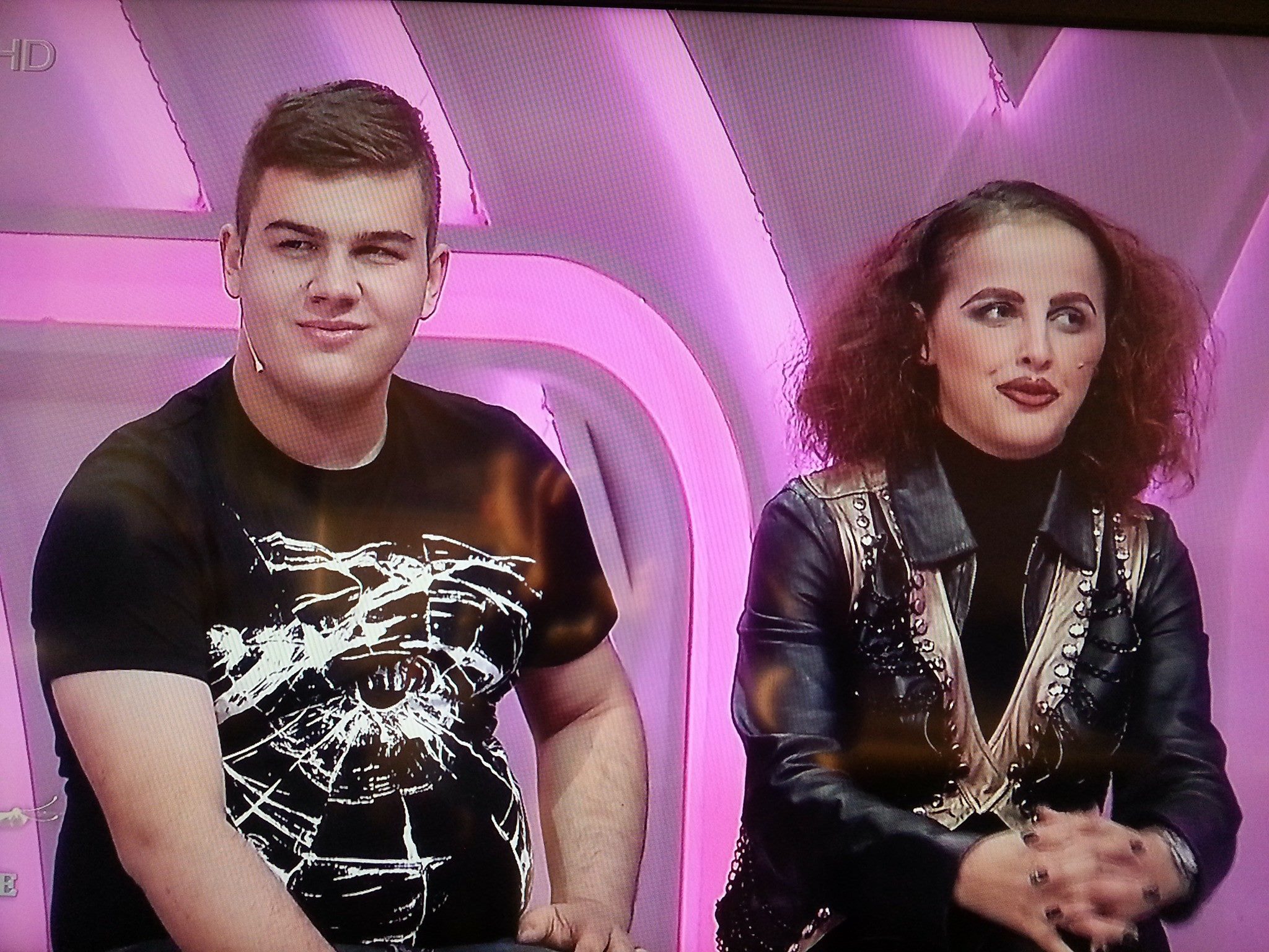 Ju kujtohet Enea në emisionin “Kam një mesazh për ty”? Diçka ka lindur mes tij dhe vajzës së çuditshme