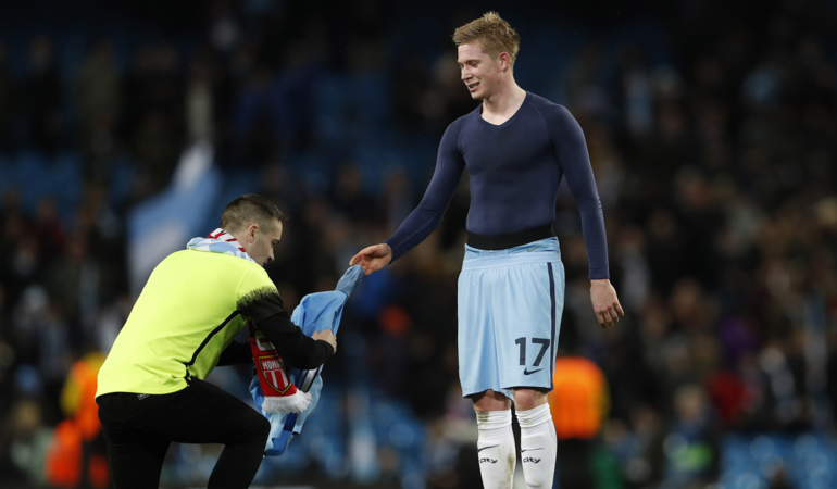 Situatë qesharake në stadium, tifozi i mashtron të gjithë dhe i merr fanellën lojtarit