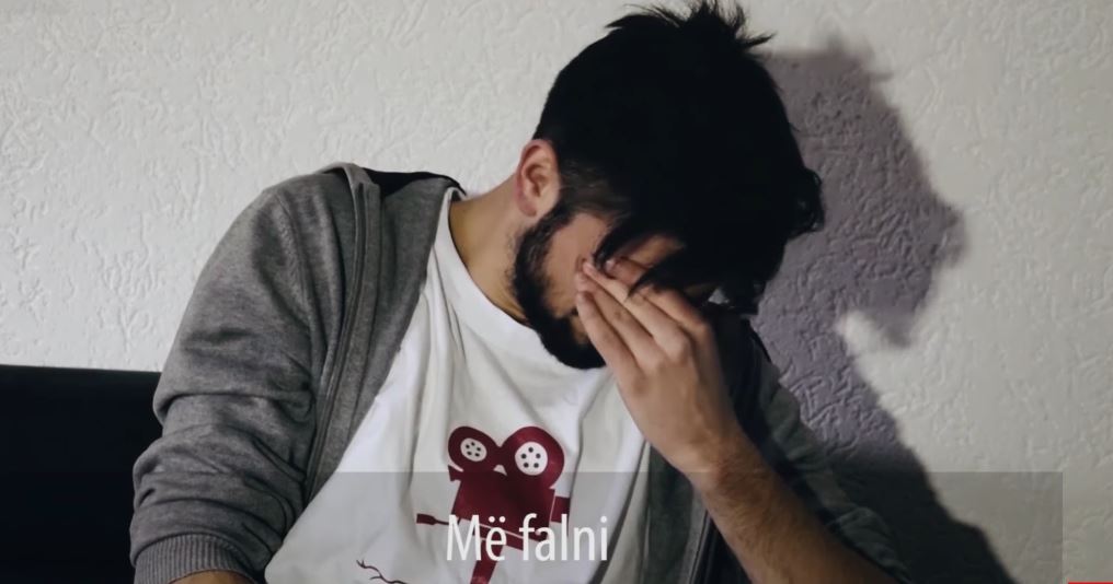 Shqiptari i varur nga muzika tallava shpërthen në lot, rrëfen vështirësitë që has në jetë