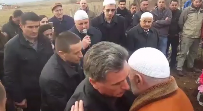 Familja fal gjakun në varrimin e vajzës: Qofshi faqebardhë!