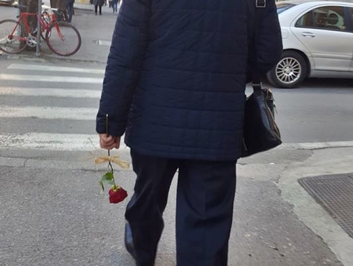 U fotografua me trëndafil në dorë, shikoni kush është i thinjuri që festoi Shën Valentinin