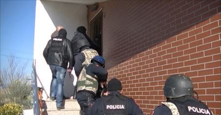 Si jetonin grabitësit e bankave, brenda apartamentit luksoz dhe me asnjë fqinj