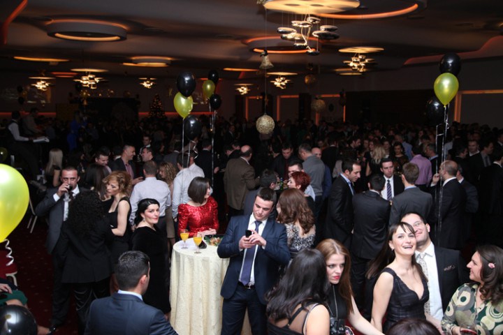 Video-Skandali/ Shthurje, shfrenim dhe degjenerim nga Drejtori i Përgjithshëm i Raiffeisen Bank