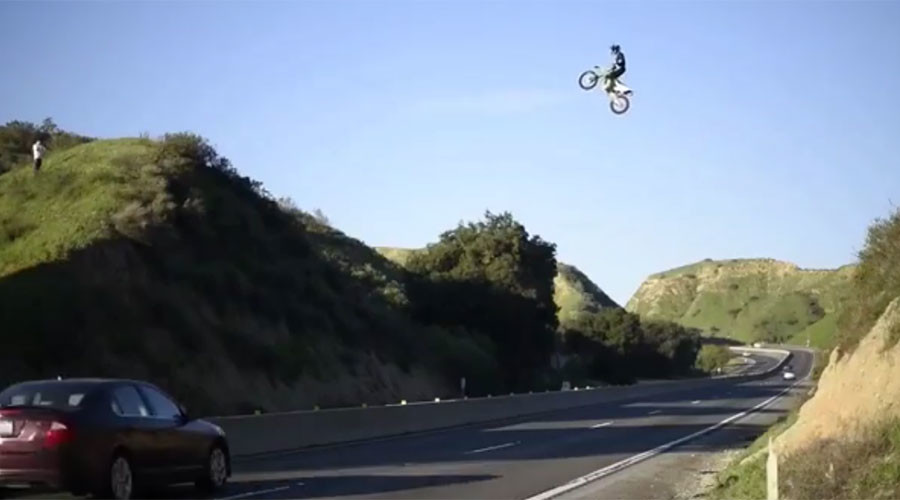 Motoçiklisti fluturon mbi autostradë, pamjet i lënë të gjithë me gojë hapur