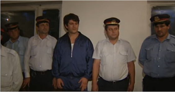 Momentet e arrestimit të Zani Çaushit, tallet me policin: Leri gazetarët të filmojnë o shpirti
