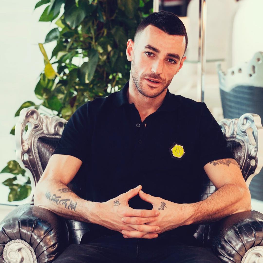 I hodhi kovën me ujë Leonard Bombajt, Stresi hakmerret edhe ndaj policisë