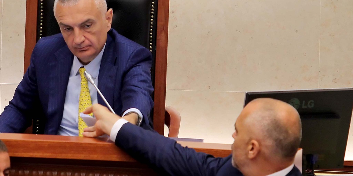 “Do plasin bombat para zgjedhjeve” këshilltari i Metës flet për skandalet seksuale në qeveri