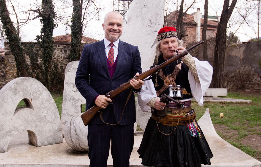 “Do e shihni ç’do ju gjejë po e mbajti ky dhe 4 vite”, shikoni si përgjigjet Rama