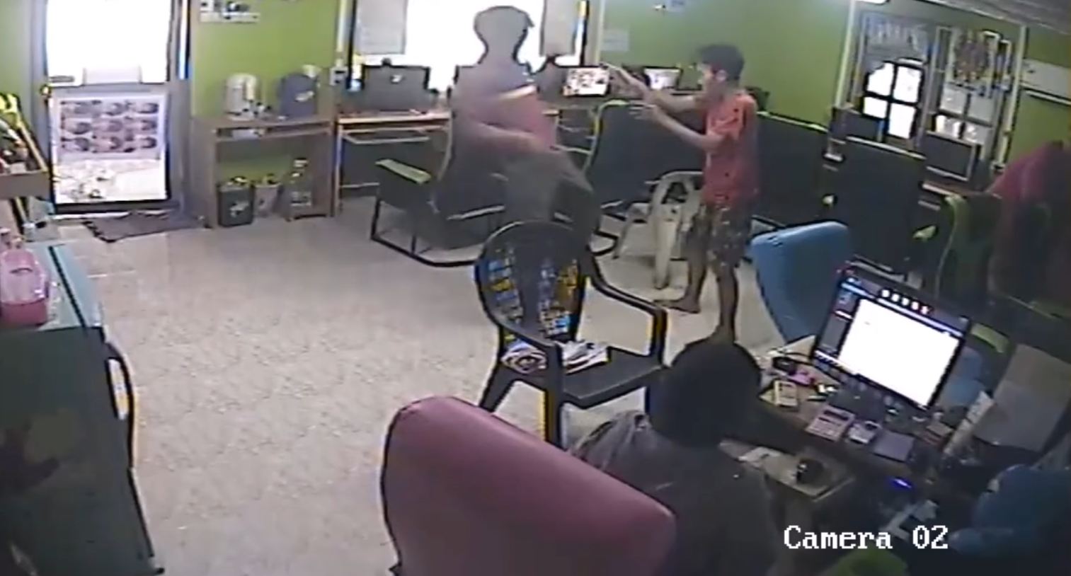 Panik në një qendër interneti, shokohen kur iu del një “mik” i paftuar