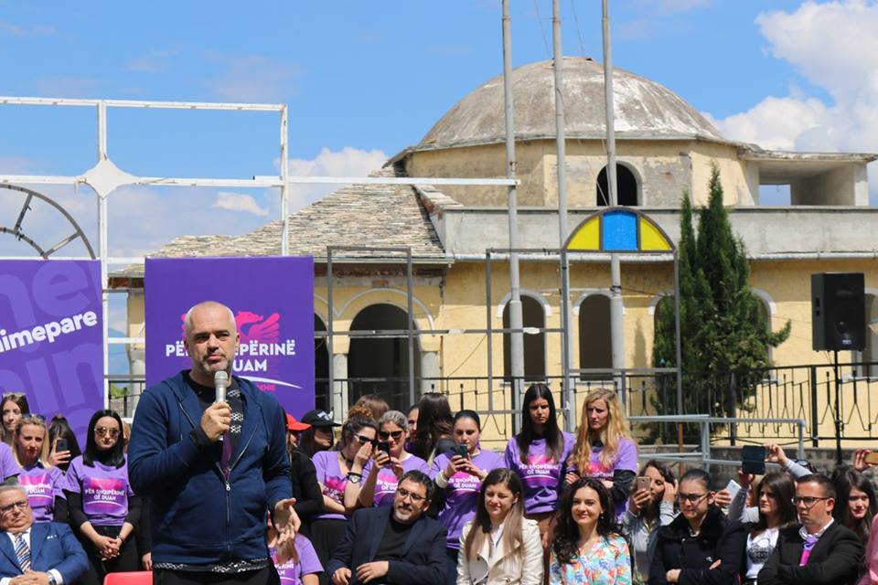 Rama përpiqet t’i bëjë për vete gjirokastritët me veshjen e tij, por plasin batutat