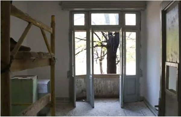 Zbulohen misteret e “Shtëpisë me Gjethe”, përgjoi për 45 vite jetën private të shqiptarëve