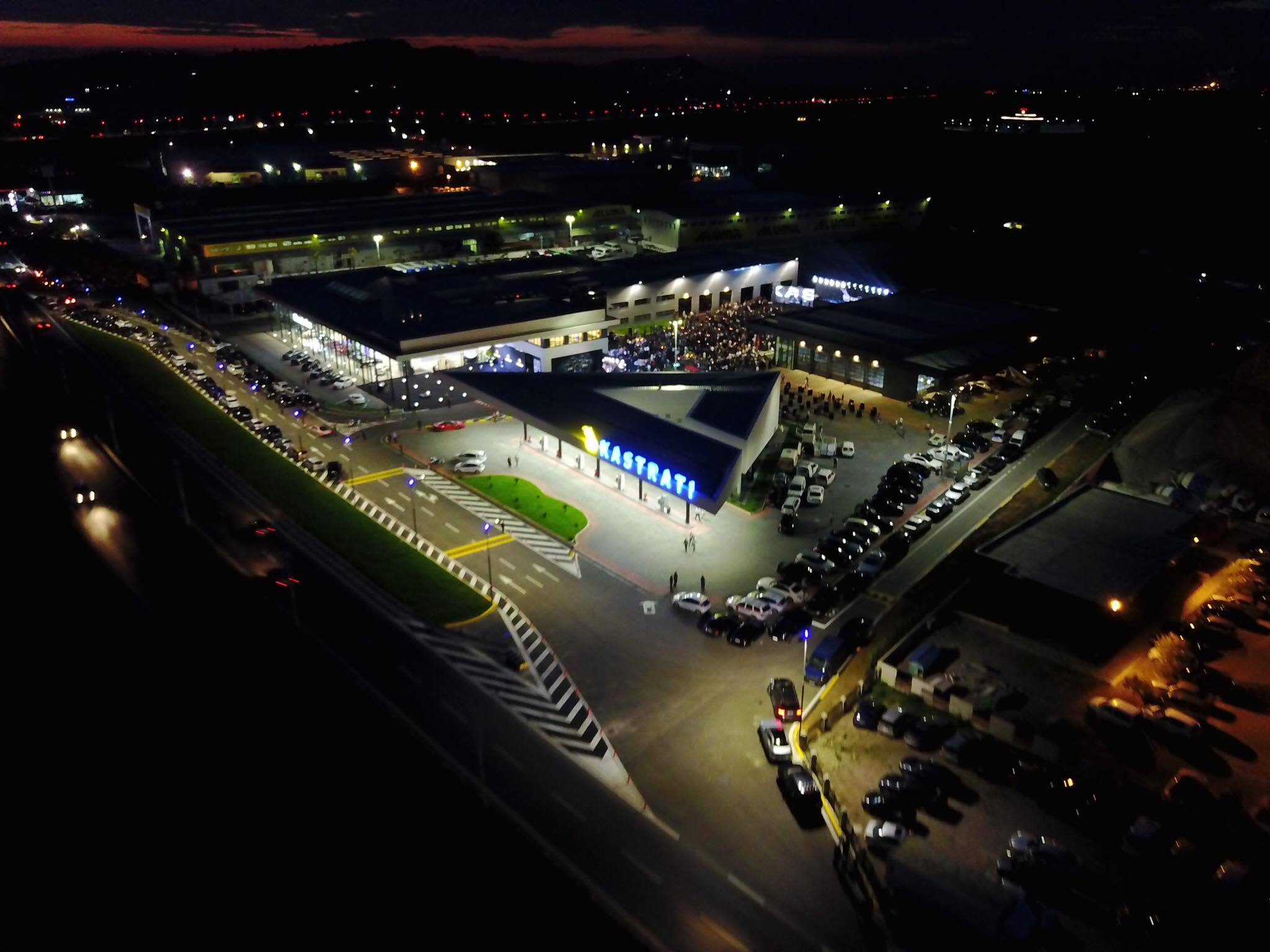 Inaugurohet qendra e re e “Mercedes-Benz” në Shqipëri