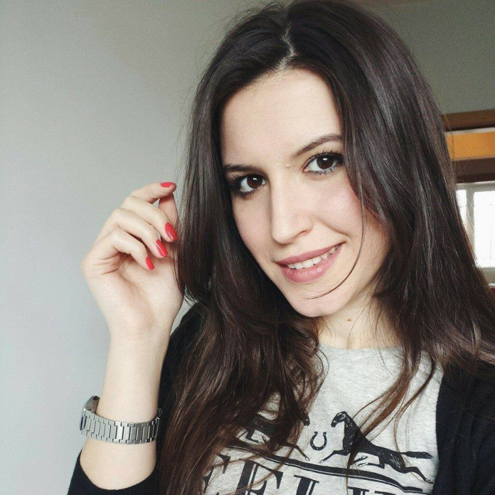 Foto lakuriq në vaskë, reagon vajza e ministres: Ata që më urrejnë…