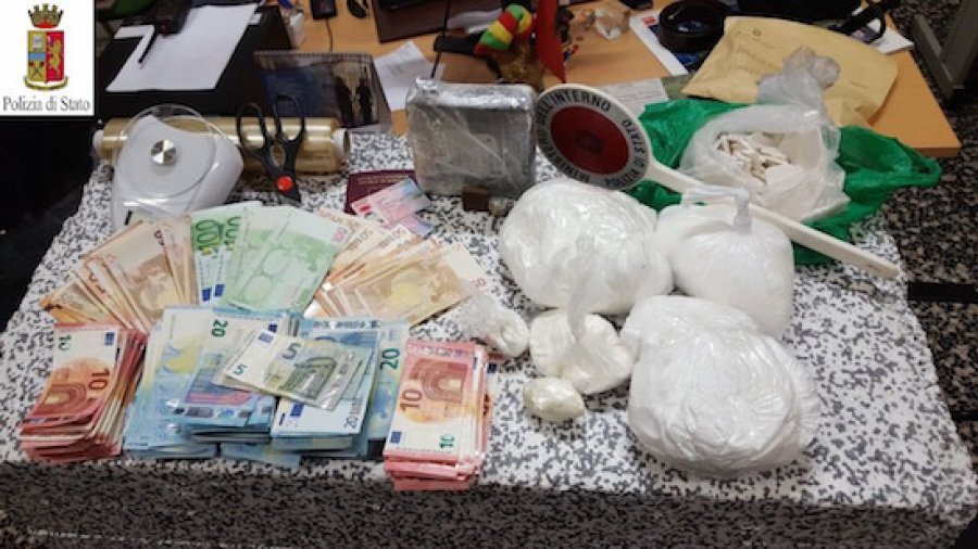 Kapen bosat shqiptarë të drogës në Itali, rumunia i nxori zbuluar