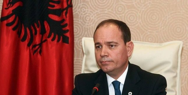 Rekordi “i çmendur” i Presidentit Nishani, çdo 44 orë jep një dekoratë