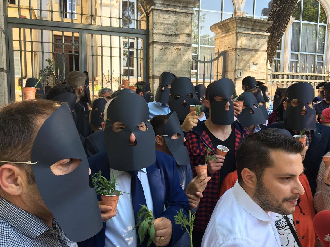 Pasi ndezën “kuq e zi” çadrën e PD -së, “Aleanca” e Spahiut strehohet tek PS -ja