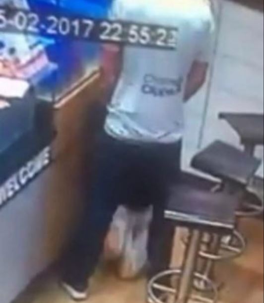 Çifti po priste t’i vinte pica e porositur, por nuk e mbajtën dot veten dhe…