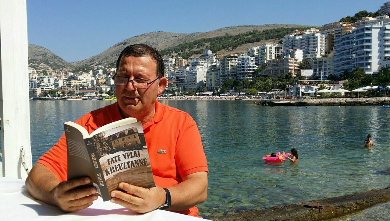 Kozma Dushi përshëndet nga bregdeti, njerëzit e “masakrojnë” pas asaj që ka shkruar