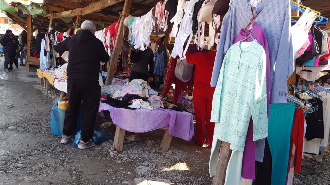 “Gabi” rikthehet në modë, si po qarkullon miliona tregu i veshjeve të përdorura