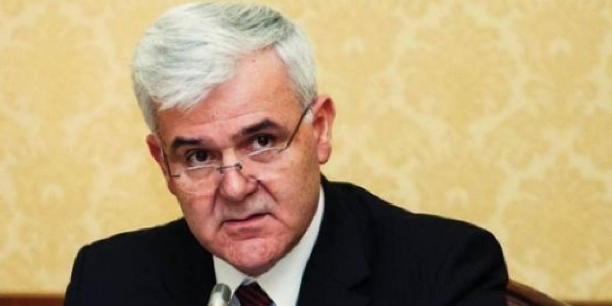 “Fatmir Xhafa pushon në plazhin privat duke drekuar e shëtitur me skafin e trafikantit në Vlorë”