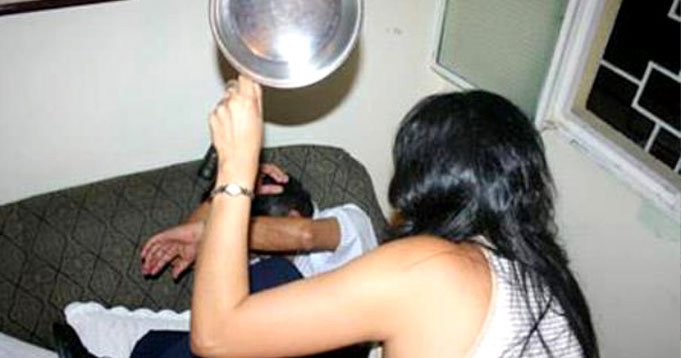 Tiranë/ Gruaja rreh burrin dy vjet më të vogël, si e denoncoi bashkëshorti