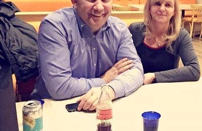 “Për djemtë ta heq kokën”/ Dashnorja nxori fotot private me deputetin shqiptar, dalin mesazhet kërcënuese të gruas