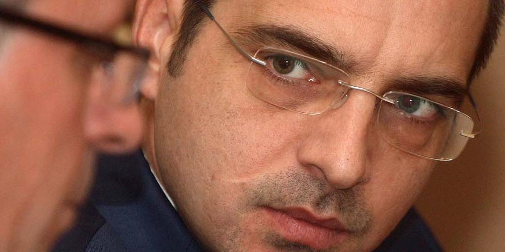 Pas kontrollit të banesës, Saimir Tahirit i bllokojnë edhe pasaportën