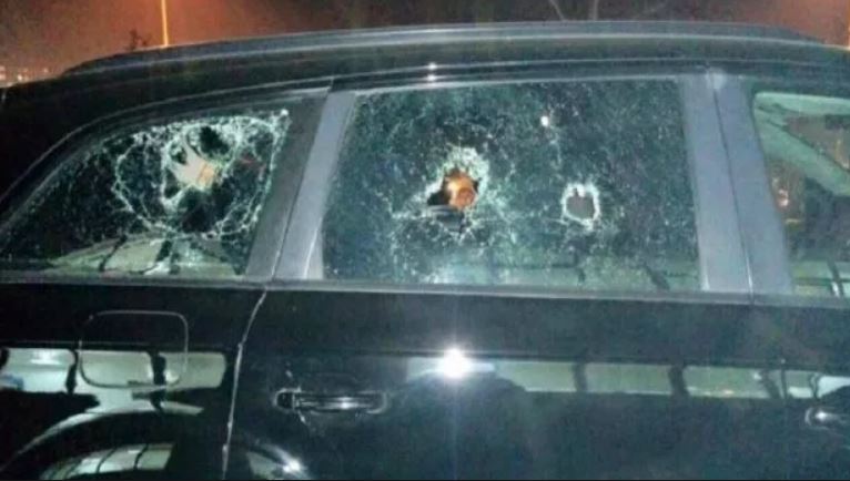 Korçarët e tmerrshëm zbrazin karikatorin e kallashit në lokalin me muzikë live, ja kush ishte shënjestra