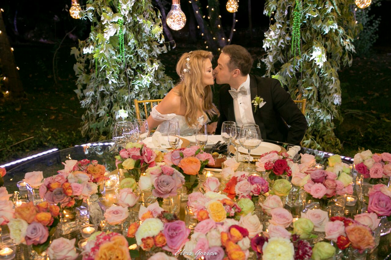 Turi tregon zarfet, ja sa para i hodhën në dasmë