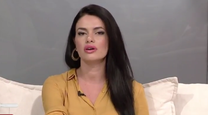 Adela do të festonte ditëlindjen, urimi i shoqes së saj të ngushtë të rrëqeth mishin