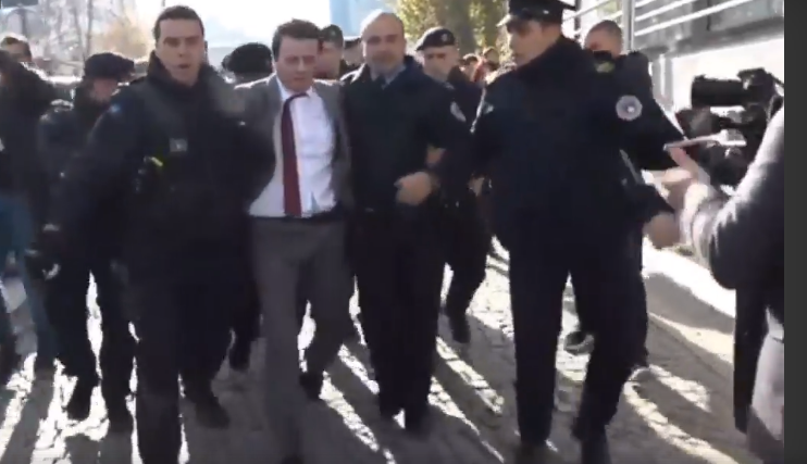 Arrestohet Albin Kurti në hyrje të Kuvendit, përplasje mes aktivistëve dhe policisë në Prishtinë