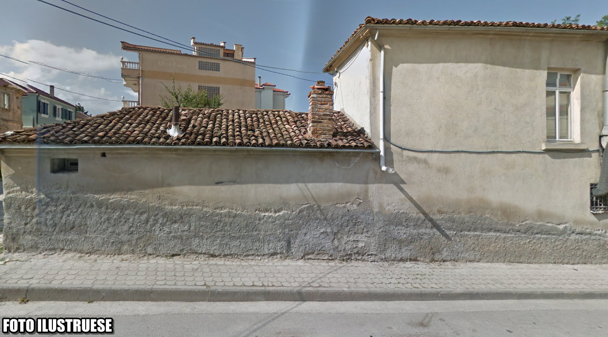 I vetëm për Krishtlindje, burri var veten brenda në shtëpi