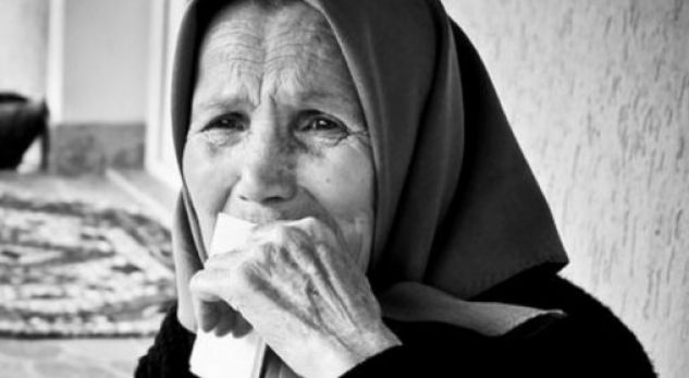 “Mos i vrisni vjerrat me urrjetjen tuaj!” Letra e dhimbshme e një djali për nënën dhe një lutje për vajzat