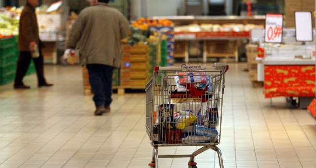 Rritja e çmimeve/ Shqiptarët po hanë më pak, ulet konsumi në vend