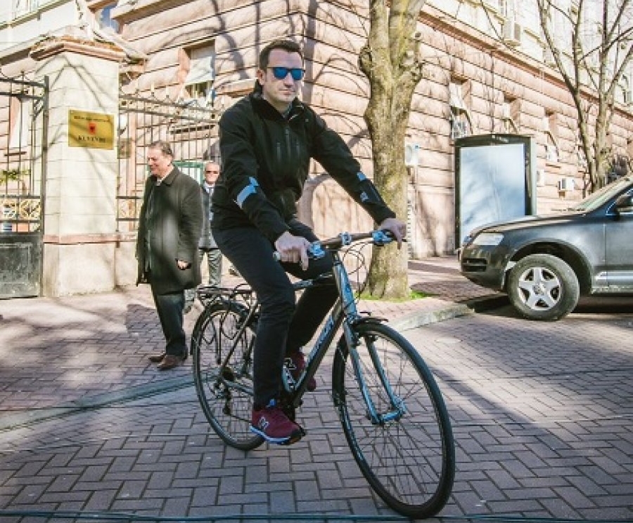 Veliaj mjeshtri i Teatrit të Kukullave, shkon me biçikletë në Kuvend dhe shkrep foto çasti
