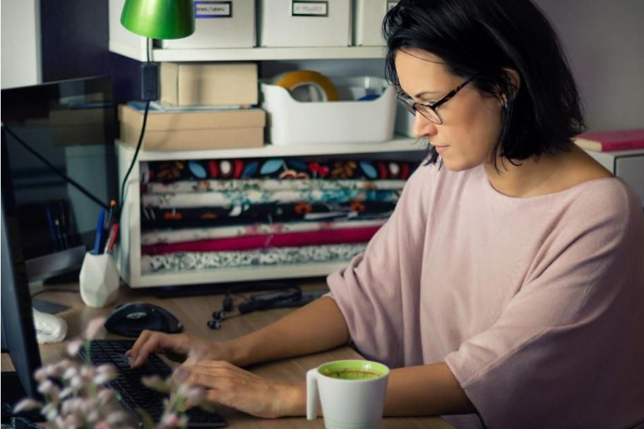 Këtë vit puno nga shtëpia! 100 kompani ju ofrojnë mundësi të arta dhe pagesë të lartë