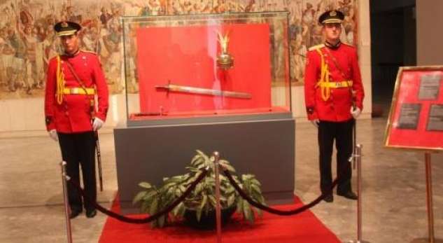 A janë origjinale shpata dhe përkrenarja e Skënderbeut? Arkivat nxjerrin dokumentet tronditëse